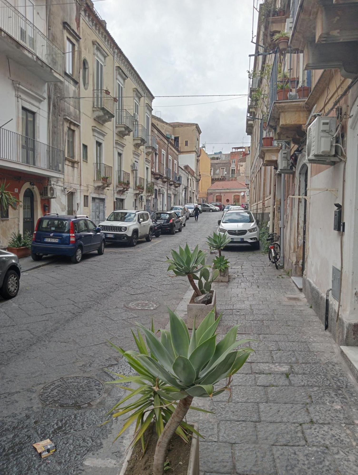 A Casuzza Apartment Catania Bagian luar foto