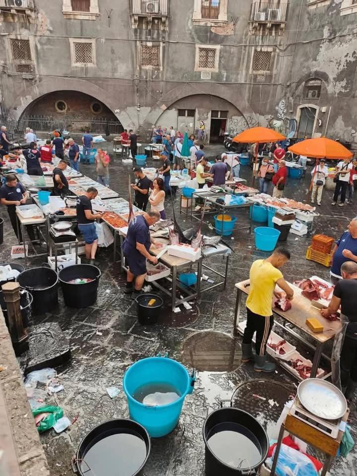A Casuzza Apartment Catania Bagian luar foto